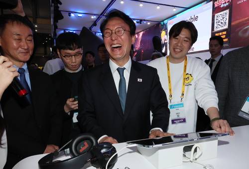 김민석 국무총리가 15일 ‘지스타 2025’의 넷마블 부스를 찾아 게임을 체험하고 있다. |연합뉴스