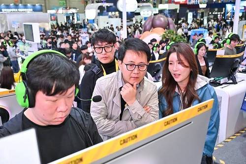 방준혁 넷마블 의장이 ‘지스타 2025’ 넷마블 부스를 찾아 이용자들의 의견을 듣고 있다. | 넷마블