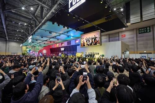 15일 크래프톤 부스에서 펍지 스튜디오 김태현 디렉터와 김상균 개발본부장이 무대에 올라 팬들과 소통하며 뜨거운 반응을 이끌어내고 있다.  |크래프톤