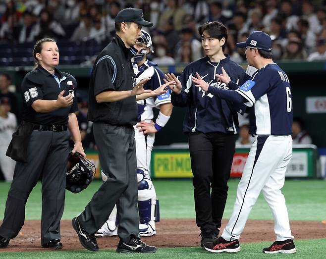 ▲ 류지현 감독 항의 ⓒ연합뉴스