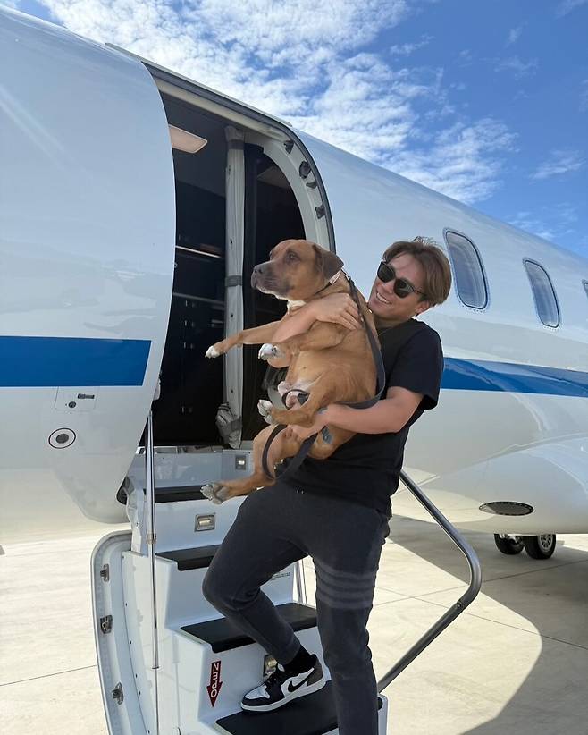 ▲ 야마모토 요시노부와 그의 반려견 카를로스 ⓒ야마모토 요시노부 SNS