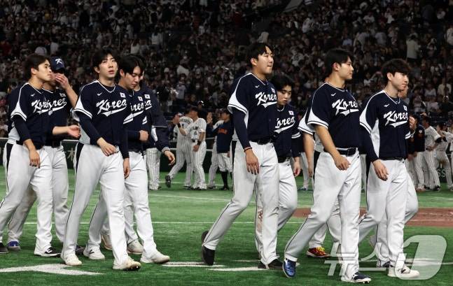 류지현 감독이 이끄는 야구 국가대표 선수들이 15일 오후 일본 도쿄돔에서 열린 월드베이스볼클래식(WBC) 대비 평가전 '2025 케이 베이스볼 시리즈(K-BASEBALL SERIES)' 일본과의 1차전 경기에서 일본에 11대 4로 역전패한 뒤 경기장을 빠져나가고 있다. /사진=뉴스1