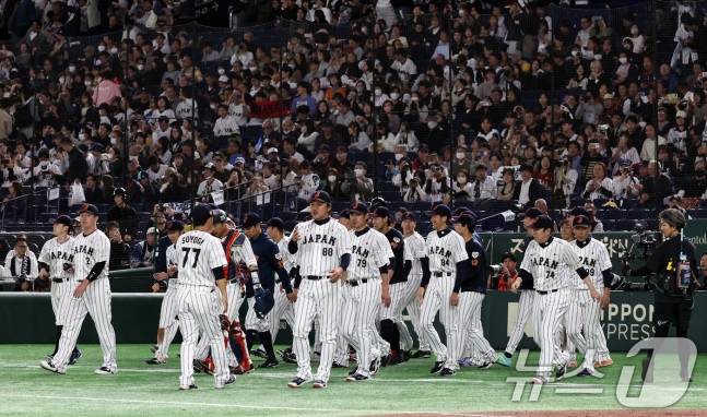 15일 오후 일본 도쿄돔에서 열린 월드베이스볼클래식(WBC) 대비 평가전 '2025 케이 베이스볼 시리즈(K-BASEBALL SERIES)' 일본과의 1차전 경기에서 대한민국에 11대 4 완승을 거둔 일본 선수들이 기쁨을 나누고 있다. /사진=뉴스1