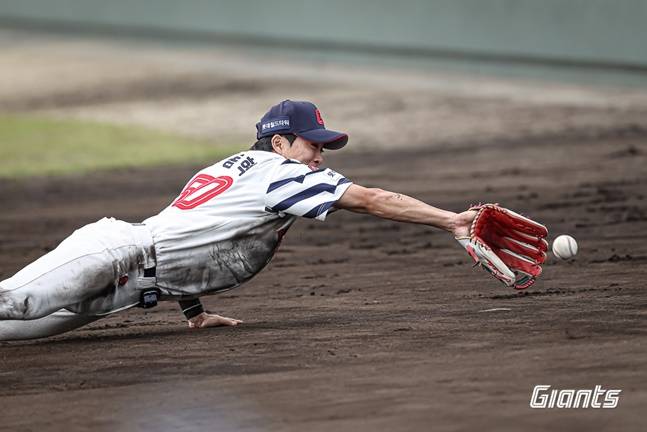 롯데 김동혁이 수비훈련을 소화하고 있다. /사진=롯데 자이언츠 제공
