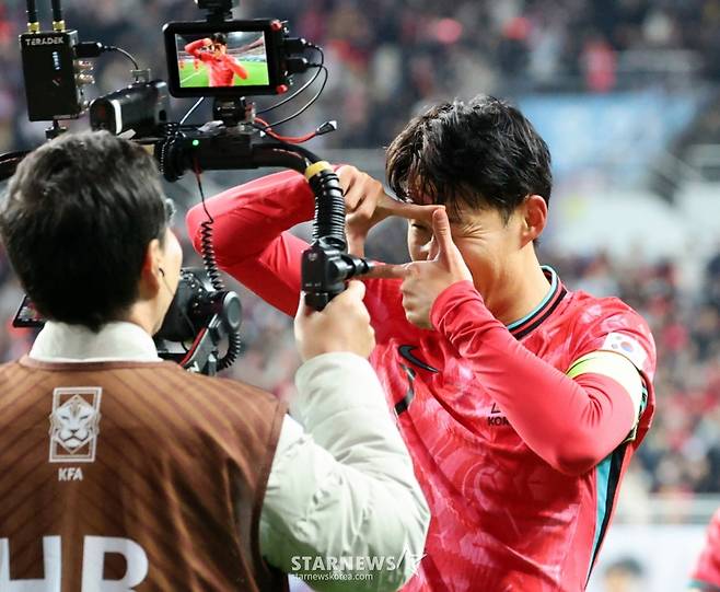 축구 대표팀 주장 손흥민(오른쪽)이 14일 대전월드컵경기장에서 열린 볼리비아와의 친선경기에서 프리킥 득점을 성공시킨 뒤 찰칵 세리머니를 하고 있다. /사진=강영조 선임기자