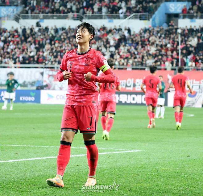 축구 대표팀 주장 손흥민(오른쪽)이 14일 대전월드컵경기장에서 열린 볼리비아와의 친선경기에서 프리킥 득점을 성공시킨 뒤 골 세리머니를 하고 있다. /사진=강영조 선임기자