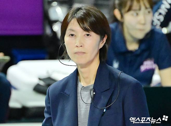 16일 오후 인천 부평구 삼산월드체육관 열린 '진에어 2025-2026 V-리그' 흥국생명과 정관장의 경기, 흥국생명 요시하라 토모코 감독이 경기를 지켜보고 있다. 인천, 김한준 기자