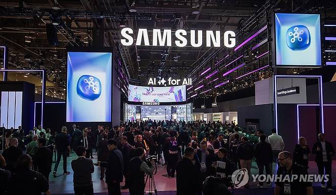 삼성전자, CES 2025서 'Home AI' 통해 초개인화된 미래 홈 제시 (서울=연합뉴스) 삼성전자가 미국 라스베이거스 컨벤션센터에서 열린 CES 2025의 삼성전자 전시관에서 관람객들이 다양한 제품과 설루션들을 체험하고 있다고 8일 밝혔다. 사진은 CES 2025 삼성전자 전시관 입구. 2025.1.8 [삼성전자 제공. 재판매 및 DB 금지] photo@yna.co.kr