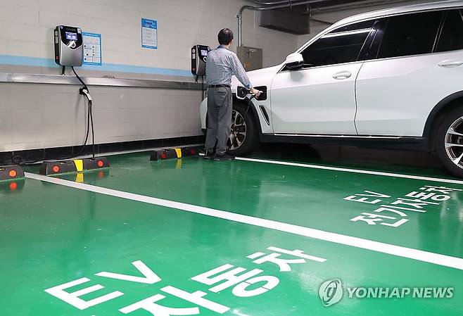 지난달 9일 서울 종로구 한 주차장 전기차 충전시설 모습. [연합뉴스 자료사진]