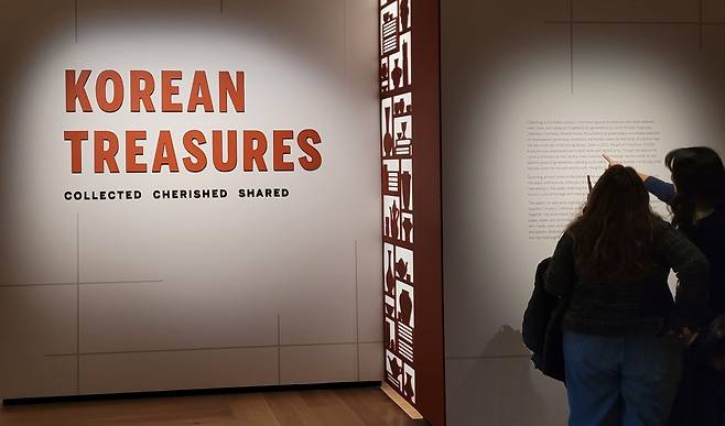 美워싱턴서 열린 '이건희 컬렉션' 특별전 (워싱턴=연합뉴스) 김동현 특파원 = 15일(현지시간) 미국 워싱턴DC의 국립아시아예술박물관에서 열린 '한국의 보물: 모으고, 아끼고, 나누다' 특별전에서 관람객들이 전시품을 보고 있다. 2025.11.15
