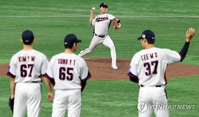 훈련하는 정우주 (도쿄=연합뉴스) 이동해 기자 = 야구대표팀 정우주가 13일 일본 도쿄돔에서 열린 첫 훈련에서 마운드에 올라 투구하고 있다. 2025.11.13 eastsea@yna.co.kr
