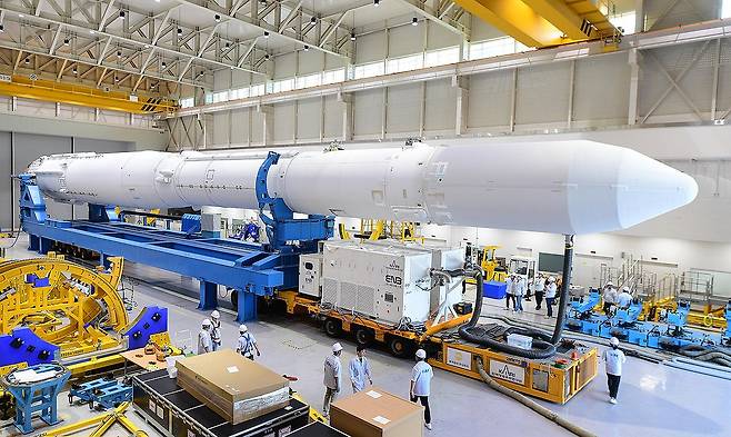 조립도에서 상차 중인 누리호 4차 비행모델 (나로우주센터=연합뉴스) 지난 16일 전남 고흥군 나로우주센터에서 누리호가 4차 발사를 앞두고 최종 시험을 위해 조립도에서 상차 되고 있다. 2025.9.17 [한국항공우주연구원 제공. 재판매 및 DB 금지] photo@yna.co.kr