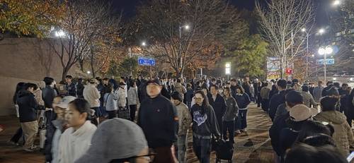생수 받으려 교하도서관 앞에 줄 선 주민들 [독자 제공. 재판매 및 DB 금지]