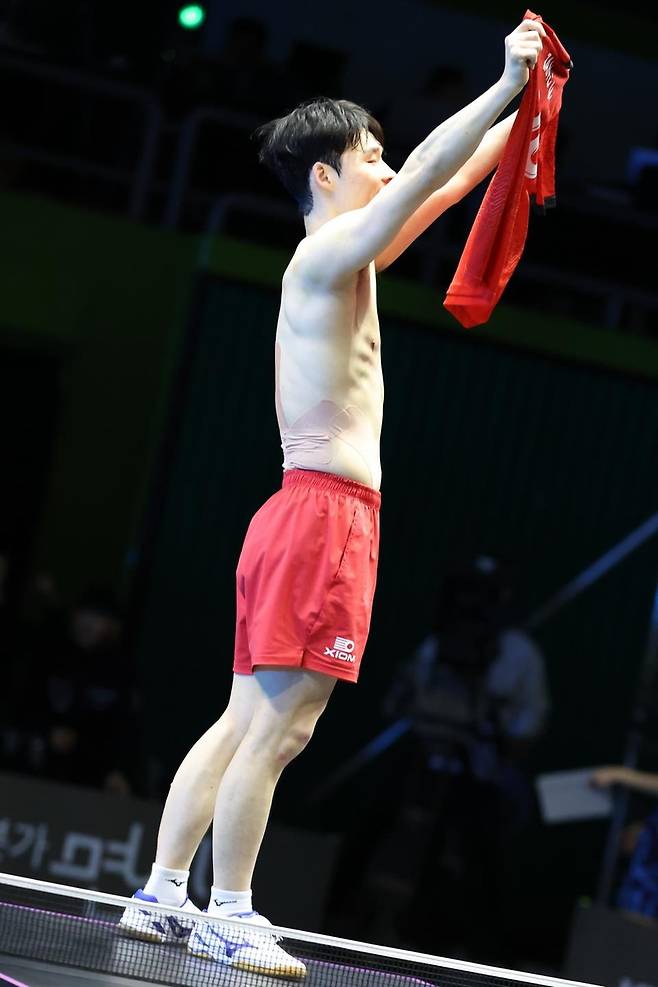 상의 탈의 퍼포먼스 펼치는 장우진 [한국프로탁구연맹 제공. 재판매.DB 금지]