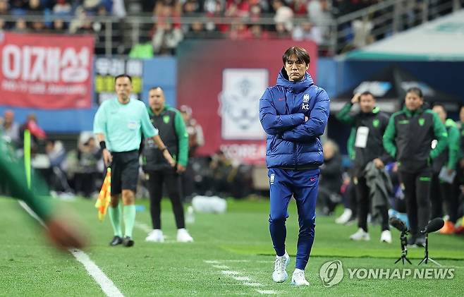 경기 지켜보는 홍명보 감독 (대전=연합뉴스) 임화영 기자 = 14일 대전월드컵경기장에서 열린 남자축구 국가대표 A매치 평가전 대한민국과 볼리비아의 경기. 한국 홍명보 감독이 경기를 지켜보고 있다. 2025.11.14 hwayoung7@yna.co.kr