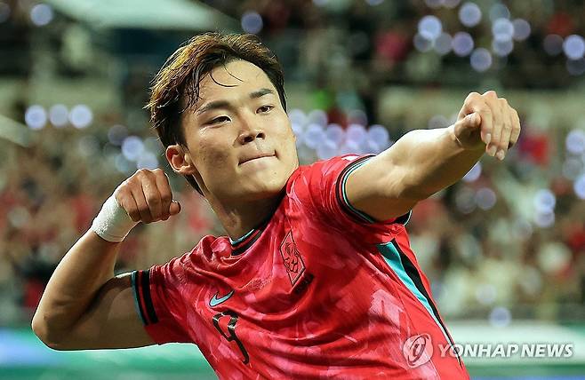 추가골 오현규의 세리머니 (서울=연합뉴스) 이동해 기자 = 14일 서울 마포구 서울월드컵경기장에서 열린 한국과 파라과이 축구 대표팀의 친선경기.
    오현규가 추가골을 넣은 뒤 세리머니를 하고 있다. eastsea@yna.co.kr