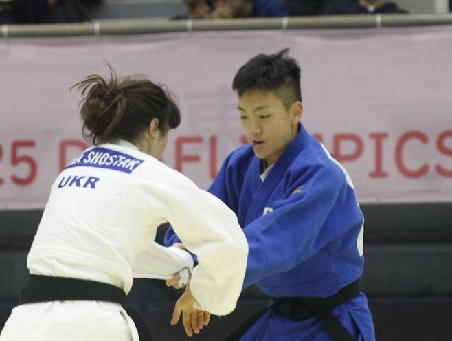 경기 펼치는 정숙화(오른쪽) 정숙화(오른쪽)가 16일 일본 도쿄 무도관에서 열린 2025 도쿄 데플림픽 유도 여자 52㎏급 결승에서 잡기 싸움을 하고 있다. [대한장애인체육회 제공. 재배포 및 DB 금지]