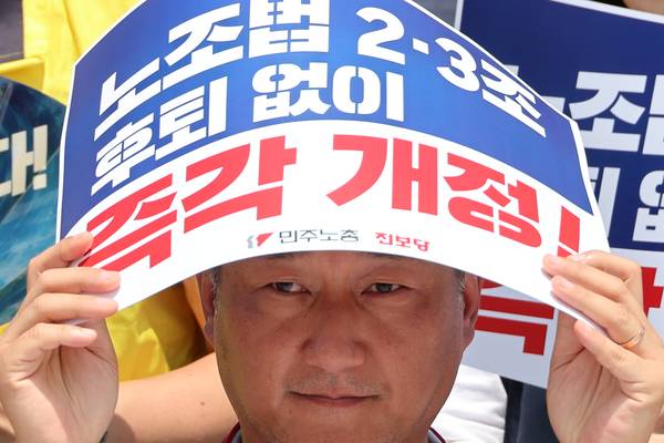 민주노총 양경수 위원장이 25일 서울 여의도 국회에서 ‘노란봉투법(노조법 2·3조 개정안)’의 조속한 국회 통과와 시행을 요구하는 기자회견을 하고 있다. 2025.7.25 /연합뉴스