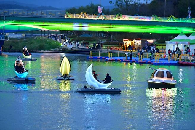 문보트는 장성 황룡강 가을꽃축제의 '로맨틱함'을 담당하고 있다. 장성군 제공