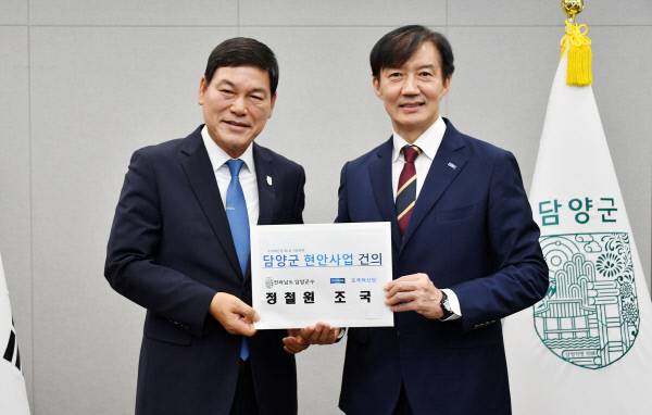 조국혁신당 제1호 단체장인 정철원 전라남도 담양군수가 지난 8월 27일 담양군청을 방문한 조국 조국혁신당 혁신정책연구원장과 만나 지역 현안을 논의하고 당 차원의 협력을 요청했다. 담양군 제공