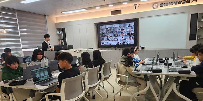화순초등학교 ‘2030 온(ON, 溫)세상 교실’에서 학생들이 베트남·홍콩 학생들과 국제교류 화상 수업을 하고 있다.
