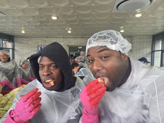 주한미군 병사들이 직접 담근 김치를 맛보고 있다. /사진=문정곤 기자