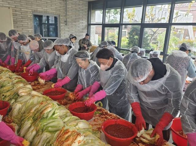 강임준 군산시장이 17일 열린 ‘K-푸드 문화 체험, 주한미군과 함께하는 김장과 (정)情 버무리’ 행사에 참여해 주한미군 병사들과 함께 김장김치를 담그고 있다. /사진=문정곤 기자