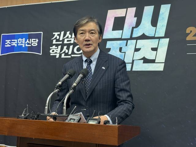 조국 조국혁신당 당대표 후보가 17일 전북도의회 브리핑룸에서 공약발표를 하고 있다. /백세종기자