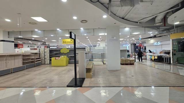 홈플러스 완산점 2층에 입점했던 업체가 철수해 공간이 비어있다. /김경수 기자