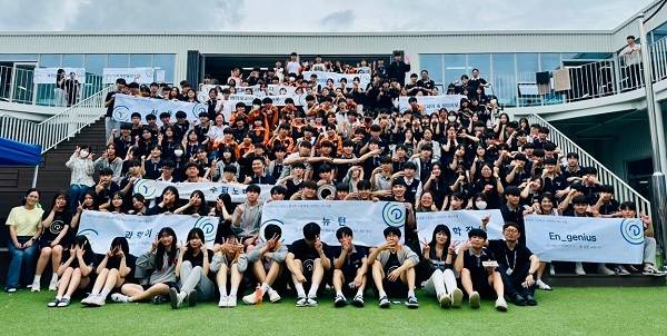 용남중·고 사이언스 페스티벌 후 기념촬영 모습.