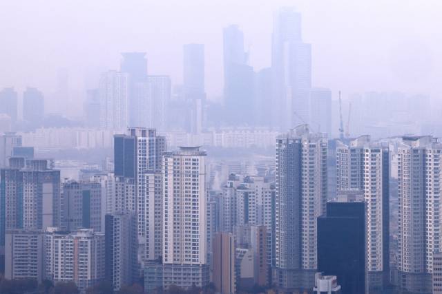 13일 서울 남산에서 바라본 아파트 단지 모습. 이날 부동산 전문 리서치업체 리얼투데이는 국토교통부 실거래가 공개시스템을 통해 전날까지 신고된 서울 아파트 거래 내역을 분석한 결과를 공개했다. 서울 전역과 경기도 12개 지역을 규제지역과 토지거래허가구역으로 묶은 10·15 대책 시행일인 지난달 16일부터 이달 11일까지 27일간 거래량은 2천320건으로 직전 27일(9월18일∼10월15일) 1만254건 대비 77.4% 줄었다. 연합뉴스