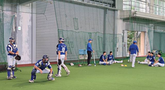 삼성 라이온즈 포수들이 일본 오키나와 온나손에 차려진 마무리 훈련 캠프 도중 수비 훈련을 하고 있다. 채정민 기자
