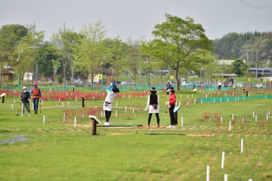 송백파크골프장에서 경기를 즐기고 있는 동호인들.