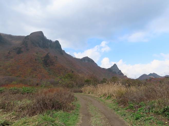 흘러내린 용암으로 형성된 알봉둘레길.