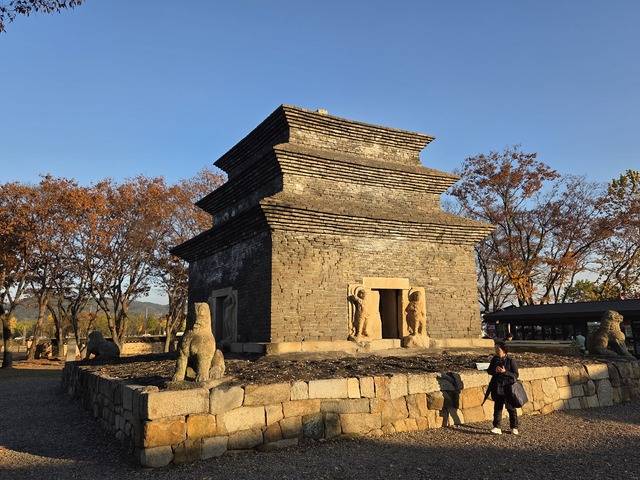 선덕여왕이 분황사를 건립하면서 세운 것으로 추정되는 국보 분황사 모전석탑.