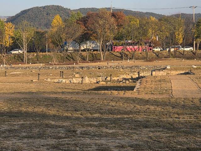 최근 분황사 동쪽에 발굴조사되면서 드러난 원지.