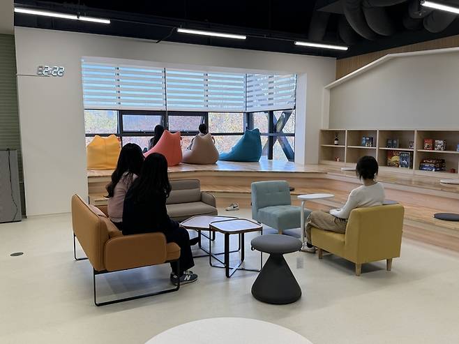 17일 오후 찾은 대구 서구 청년마당 내 마련된 커뮤니티실에서 지역 청년들이 시설을 둘러보고 있다. 구경모기자