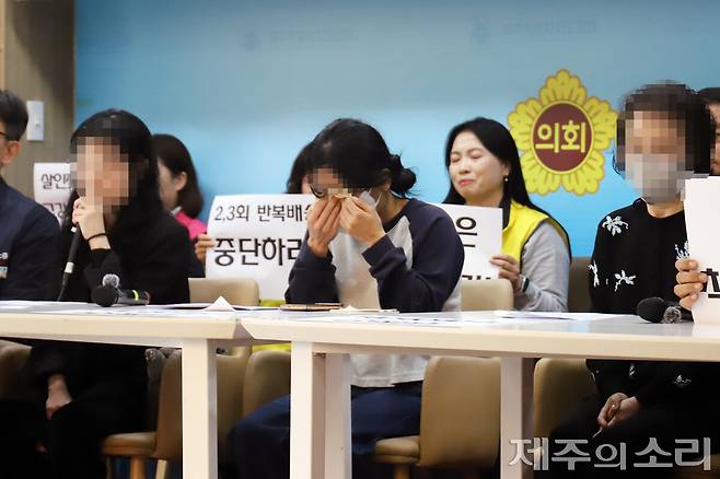 제주 쿠팡 새벽배송 택배노동자 故 오승용씨 유가족의 입장 발표 중 고인의 아내가 눈물을 흘리고 있다. ⓒ제주의소리