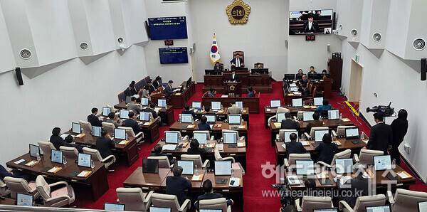 교육행정질문이 진행중인 17일 오후 제주도의회 본회의장 좌석이 상당수 비어있다. ⓒ헤드라인제주