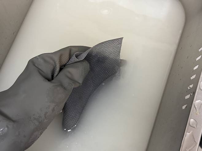 기름때와 물때 제거에 탁월한 쌀뜨물을 이용해 청소하는 모습