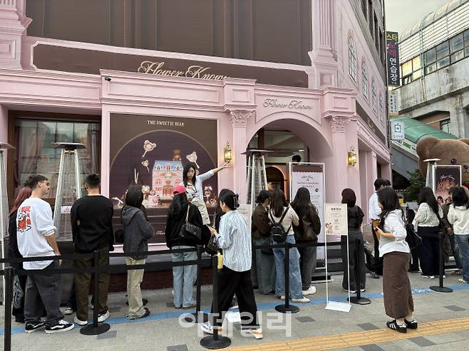 플라워노즈 팝업스토어 앞에 사람들이 줄을 서있다.(사진=김혜미 기자)