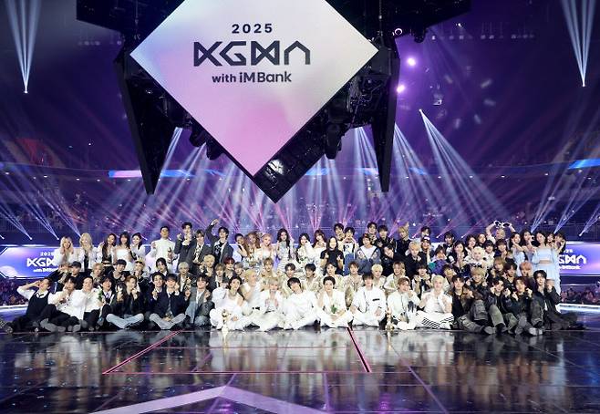 일간스포츠(이데일리M)가 주최한 ‘2025 코리아 그랜드 뮤직 어워즈 with iM뱅크’(2025 KGMA)가 14~15일 이틀간 인천 중구 인스파이어 아레나에서 성황리에 열렸다. 곽혜은(가운데) 이데일리M 대표가 둘째 날 뮤직 데이에서 그룹 스트레이 키즈, 아이브 등 수상자들과 함께 사진 촬영하고 있다.(사진=KGMA 특별취재단)