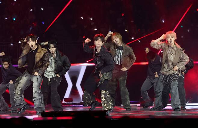 그룹 아홉이 빅뱅의 ‘뱅뱅뱅’을 부르고 있다.(사진=KGMA 특별취재반)