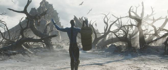 Quaritch (Stephen Lang)in 20th Century Studios' AVATAR: FIRE AND ASH. Photo courtesy of 20th Century Studios. 짤 2025 20th Century Studios. All Rights Reserved.