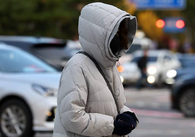 밤사이 초겨울 추위가 찾아온 17일 오전 서울 용산 한 도로에서 시민이 출근길 발걸음을 재촉하고 있다. (사진=뉴시스)
