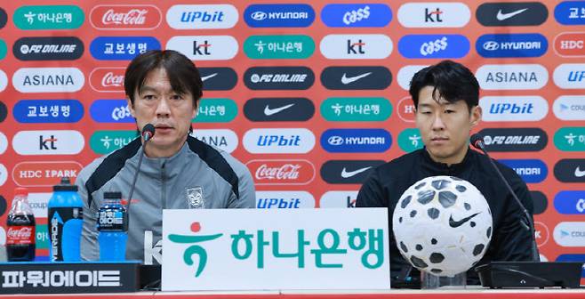 가나와의 평가전을 하루 앞둔 한국 축구대표팀 홍명보 감독이 17일 서울 마포구 서울월드컵경기장에서 열린 공식 기자회견에 참석해 질문에 답하고 있다. 오른쪽은 주장 손흥민. 사진=연합뉴스