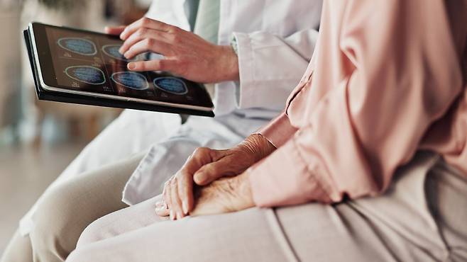 치매는 다양한 원인에 의해 발생하는 후천적 뇌 기능 장애를 말한다｜출처:&nbsp;클립아트코리아