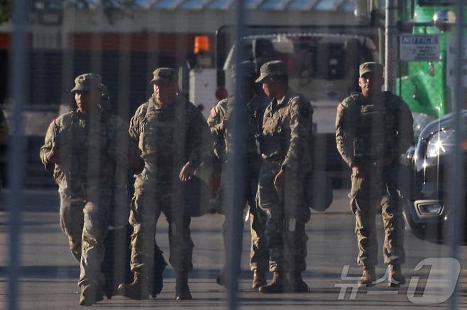 미국 일리노이주 시카고에 위치한 이민세관단속국(ICE) 브로드뷰 시설에서 이동 중인 주방위군 병력/ 2025.10.9 ⓒ 로이터=뉴스1
