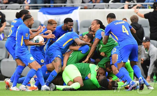 득점 후 기뻐하는 퀴라소 대표팀 ⓒ AFP=뉴스1