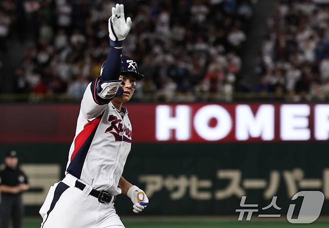 16일 오후 일본 도쿄돔에서 열린 월드베이스볼클래식(WBC) 대비 평가전 '2025 케이 베이스볼 시리즈(K-BASEBALL SERIES)' 일본과의 2차전 경기. 대한민국 김주원이 9회말 2사 상황 동점 솔로홈런을 친 뒤 그라운드를 돌고 있다. 2025.11.16/뉴스1 ⓒ News1 구윤성 기자